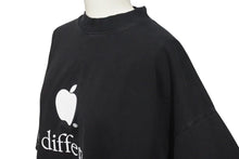 Load image into Gallery viewer, 極美品 BALENCIAGA バレンシアガ Be different 半袖Tシャツ 712398 サイズL アップルサンプリング ブラック 刺繍 中古 4c074751