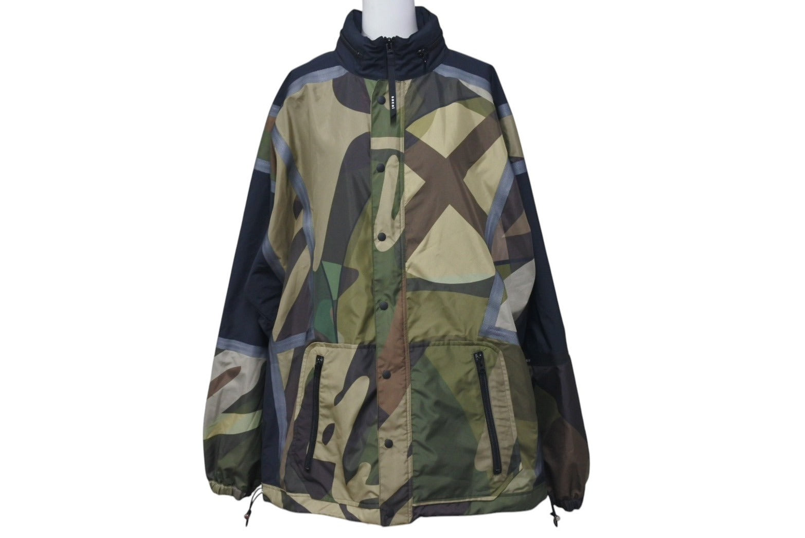 sacai x kaws カモフラージュ シアー ブルゾン sacaiから“KAWSのアートを着る”マルチカラー＆カモフラージュ色