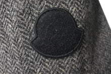 Load image into Gallery viewer, 極美品 MONCLER モンクレール ANTHONY アンソニー ダウンコート サイズ4 エルボータトゥー柄 ヘリンボーン柄 グレー ウール 中古 4c074761