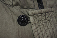 Load image into Gallery viewer, 極美品 STONE ISLAND ストーンアイランド ヘビージャケット 脱着式ムートンフード ダウン コート N3-B カーキ サイズXL 中古 4c074762