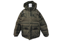 Load image into Gallery viewer, 極美品 C.E / CAV EMPT シーイー ダウンジャケット パファージャケット CES14JK03 サイズL カーキ ポリエステル 総柄 名作 中古 4c074765