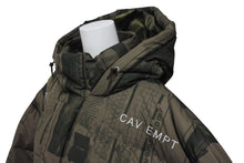 Load image into Gallery viewer, 極美品 C.E / CAV EMPT シーイー ダウンジャケット パファージャケット CES14JK03 サイズL カーキ ポリエステル 総柄 名作 中古 4c074765
