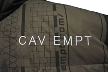 Load image into Gallery viewer, 極美品 C.E / CAV EMPT シーイー ダウンジャケット パファージャケット CES14JK03 サイズL カーキ ポリエステル 総柄 名作 中古 4c074765