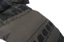 Load image into Gallery viewer, 極美品 C.E / CAV EMPT シーイー ダウンジャケット パファージャケット CES14JK03 サイズL カーキ ポリエステル 総柄 名作 中古 4c074765