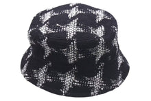 Load image into Gallery viewer, CHANEL シャネル バケットハット ツイード 帽子 サイズL ロゴ刺繍 ブラック ホワイト コットン 美品 中古 4c074797
