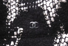 Load image into Gallery viewer, CHANEL シャネル バケットハット ツイード 帽子 サイズL ロゴ刺繍 ブラック ホワイト コットン 美品 中古 4c074797