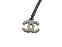 Load image into Gallery viewer, 極美品 CHANEL シャネル 両面ココマーク ネックレス アクセサリー 07v刻印 メタル シルバー アイボリー 中古 4c074883