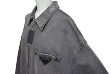 画像をギャラリービューアに読み込む, 以前同様 PRADA プラダ 23AW ジップアップ デニムジャケット GEC086 グレー トライアングル コットン シルバー金具 サイズXL 中古ロゴ 4c074887 