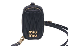 Load image into Gallery viewer, 極美品 MIUMIU ミュウミュウ 23FW AirPodsケース ミニポーチ MATELASSE マテラッセレザー ブラック ゴールド金具 中古 4c074891