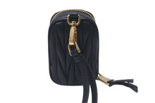 Load image into Gallery viewer, 極美品 MIUMIU ミュウミュウ 23FW AirPodsケース ミニポーチ MATELASSE マテラッセレザー ブラック ゴールド金具 中古 4c074891