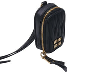 Load image into Gallery viewer, 極美品 MIUMIU ミュウミュウ 23FW AirPodsケース ミニポーチ MATELASSE マテラッセレザー ブラック ゴールド金具 中古 4c074891