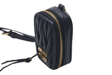 Load image into Gallery viewer, 極美品 MIUMIU ミュウミュウ 23FW AirPodsケース ミニポーチ MATELASSE マテラッセレザー ブラック ゴールド金具 中古 4c074891