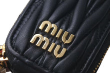 Load image into Gallery viewer, 極美品 MIUMIU ミュウミュウ 23FW AirPodsケース ミニポーチ MATELASSE マテラッセレザー ブラック ゴールド金具 中古 4c074891