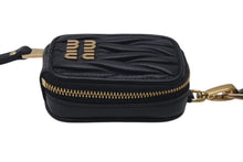 Load image into Gallery viewer, 極美品 MIUMIU ミュウミュウ 23FW AirPodsケース ミニポーチ MATELASSE マテラッセレザー ブラック ゴールド金具 中古 4c074891