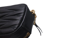 Load image into Gallery viewer, 極美品 MIUMIU ミュウミュウ 23FW AirPodsケース ミニポーチ MATELASSE マテラッセレザー ブラック ゴールド金具 中古 4c074891