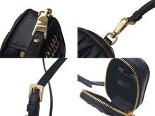 Load image into Gallery viewer, 極美品 MIUMIU ミュウミュウ 23FW AirPodsケース ミニポーチ MATELASSE マテラッセレザー ブラック ゴールド金具 中古 4c074891