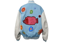 Load image into Gallery viewer, 極美品 LOUIS VUITTON ルイヴィトン LV×YK エンブロイダードフェイス ヴァーシティジャケット スタジャン 1AB8H9 サイズ48 草間彌生 23SS 中古 4c075091