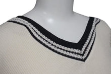 Load image into Gallery viewer, 極美品 CHANEL シャネル チルデンニット セーター P60639K46411 サイズ34 ココマーク Vネック ベージュ ブラック 中古 4c075095