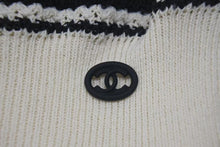 Load image into Gallery viewer, 極美品 CHANEL シャネル チルデンニット セーター P60639K46411 サイズ34 ココマーク Vネック ベージュ ブラック 中古 4c075095