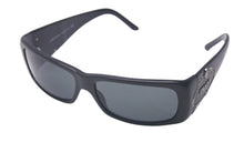 Load image into Gallery viewer, 極美品 PRADA プラダ サングラス SPR11H 7JS-1A1 サイズ57□14 135 ロゴ金具 スクエア ブラック グレー 中古 4c075126