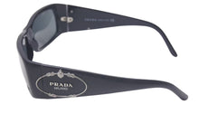 Load image into Gallery viewer, 極美品 PRADA プラダ サングラス SPR11H 7JS-1A1 サイズ57□14 135 ロゴ金具 スクエア ブラック グレー 中古 4c075126
