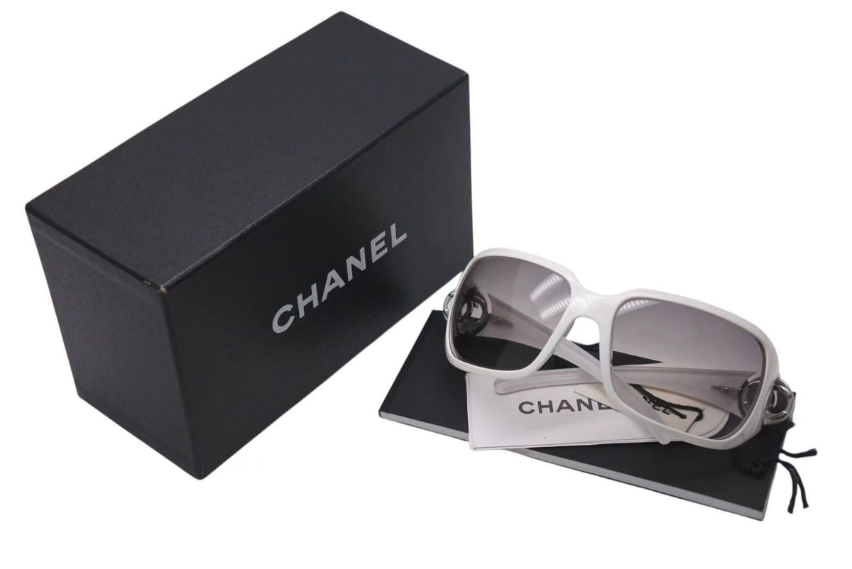 ケース付/美品◯ CHANEL サングラス ココマーク ホワイト アイウェア CHANEL シャネル サングラス アイウェア 6023 C.935/11 サイズ65
