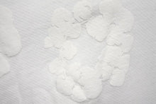 Load image into Gallery viewer, 新品未使用 DENIM TEARS デニムティアーズ MONO ALL OVER WREATH パーカー 95B700A0 サイズXL 24SS ホワイト 総柄 中古 4c075167