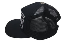Load image into Gallery viewer, 極美品 CHROME HEARTS クロムハーツトラッカーキャップ ニューヨーク CHロゴ刺繍 クロスボール シルバー 925 ブラック 中古 4c075270