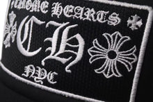 Load image into Gallery viewer, 極美品 CHROME HEARTS クロムハーツトラッカーキャップ ニューヨーク CHロゴ刺繍 クロスボール シルバー 925 ブラック 中古 4c075270