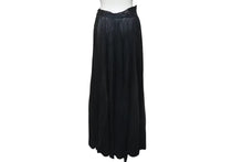 Load image into Gallery viewer, 極美品 ISSEY MIYAKE イッセイミヤケ プリーツロングスカート サイズ 3 ラメ加工 ブラック 中古 4c075445
