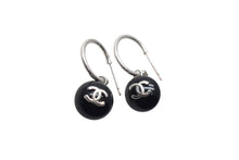Load image into Gallery viewer, 極美品 CHANEL シャネル ピアス 両耳 ココマーク イタリア製 メタル シルバー ブラック シルバー金具 中古 4c075472
