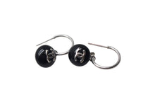 Load image into Gallery viewer, 極美品 CHANEL シャネル ピアス 両耳 ココマーク イタリア製 メタル シルバー ブラック シルバー金具 中古 4c075472