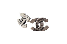 Load image into Gallery viewer, CHANEL シャネル ピアス ココマーク PARIS アルファベット 99A刻印 シルバー ブラック 1.1g 美品 中古 4c075476