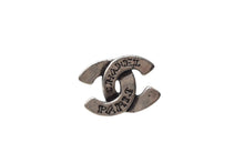 Load image into Gallery viewer, CHANEL シャネル ピアス ココマーク PARIS アルファベット 99A刻印 シルバー ブラック 1.1g 美品 中古 4c075476