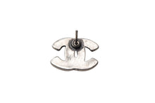 Load image into Gallery viewer, CHANEL シャネル ピアス ココマーク PARIS アルファベット 99A刻印 シルバー ブラック 1.1g 美品 中古 4c075476