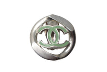 Load image into Gallery viewer, CHANEL シャネル ココマーク イヤリング くり抜き 04C刻印 フランス製 7.8g シルバー ライトグリーン 美品 中古 4c075484