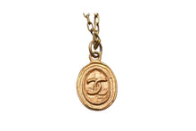 Load image into Gallery viewer, CHANEL シャネル ココマーク ネックレス オーバル ヴィンテージ アクセサリー フランス製 ゴールド 美品 中古 4c075489