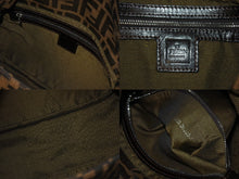 Load image into Gallery viewer, 極美品 FENDI フェンディ マンマバケット ショルダーバッグ ズッカ柄 26325 ブラウン コットンキャンバス レザー シルバー金具 中古 4c075653