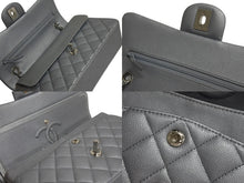 Load image into Gallery viewer, CHANEL シャネル チェーンショルダーバッグ マトラッセ23 キャビアスキン シルバー シルバー金具 ランダムシリアル 中古 4c075675