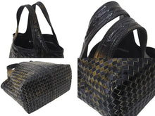 Load image into Gallery viewer, BOTTEGA VENETA ボッテガヴェネタ イントレチャート ハンドバッグ 138749 エナメル レザー ブラック イエロー 美品 中古 4c075691