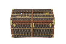 Load image into Gallery viewer, LOUIS VUITTON ルイヴィトン LVノベルティ 2010 ミスフランス M99408 モノグラムウッド トランク型 ペーパーウェイト 美品 中古 4c075715