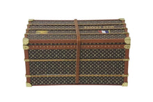 Load image into Gallery viewer, LOUIS VUITTON ルイヴィトン LVノベルティ 2010 ミスフランス M99408 モノグラムウッド トランク型 ペーパーウェイト 美品 中古 4c075715