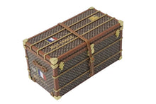 Load image into Gallery viewer, LOUIS VUITTON ルイヴィトン LVノベルティ 2010 ミスフランス M99408 モノグラムウッド トランク型 ペーパーウェイト 美品 中古 4c075715