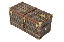 Load image into Gallery viewer, LOUIS VUITTON ルイヴィトン LVノベルティ 2010 ミスフランス M99408 モノグラムウッド トランク型 ペーパーウェイト 美品 中古 4c075715