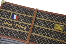 Load image into Gallery viewer, LOUIS VUITTON ルイヴィトン LVノベルティ 2010 ミスフランス M99408 モノグラムウッド トランク型 ペーパーウェイト 美品 中古 4c075715