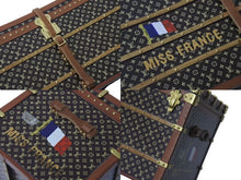 Load image into Gallery viewer, LOUIS VUITTON ルイヴィトン LVノベルティ 2010 ミスフランス M99408 モノグラムウッド トランク型 ペーパーウェイト 美品 中古 4c075715