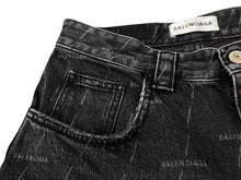 Load image into Gallery viewer, 新品同様 BALENCIAGA バレンシアガ デニムショーツ ハーフパンツ KICK SKATE SHORTS ブラック コットン サイズ25 シルバー金具 中古 4c075903