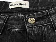 Load image into Gallery viewer, 新品同様 BALENCIAGA バレンシアガ デニムショーツ ハーフパンツ KICK SKATE SHORTS ブラック コットン サイズ25 シルバー金具 中古 4c075903