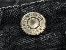 Load image into Gallery viewer, 新品同様 BALENCIAGA バレンシアガ デニムショーツ ハーフパンツ KICK SKATE SHORTS ブラック コットン サイズ25 シルバー金具 中古 4c075903