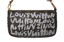 Load image into Gallery viewer, 極美品 LOUIS VUITTON ルイヴィトン ポシェット アクセソワール アクセサーポーチ M92192 モノグラム グラフィティ ホワイト 中古 4c075961